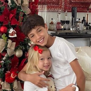 Natal 2021: Outros famosos, como Eliana, montaram a árvore de Natal e preferiram dar destaque aos filhos ao fazer fotos da decoração