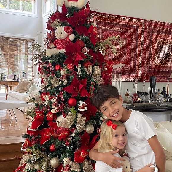 Natal 2021: Outros famosos, como Eliana, montaram a árvore de Natal e preferiram dar destaque aos filhos ao fazer fotos da decoração