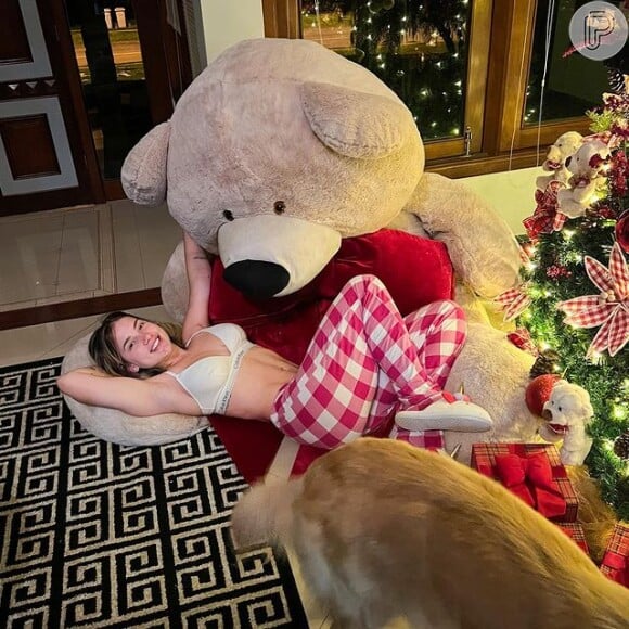 Natal 2021: Virgínia Fonseca não fez a tradicional foto em família na frente da árvore de Natal, mas deitouo sobre um dos ursinhos da decoração natalina para fazer algumas fotos