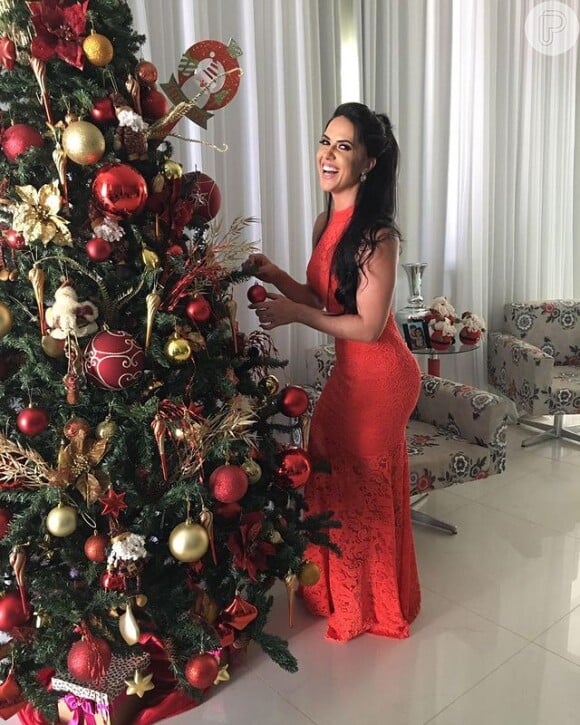 Natal 2021: Graciele Lacerda, mulher de Zezé Di Camargo, apareceu montando a árvore de Natal nas redes sociais
