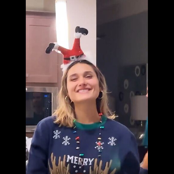 Sasha Meneghel sorri para a câmera de João Figueiredo, seu marido, na noite de Natal. A modelo celebrou a data junto da amiga, Bruna Marquezine