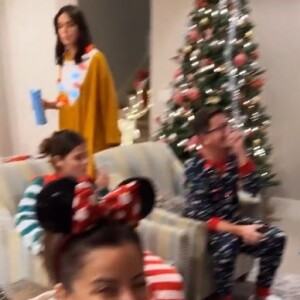 Bruna Marquezine aparece rapidamente no vídeo de João Figueiredo, marido de Sasha Meneghel, usando um pijaa semelhante ao de uma rena natalina