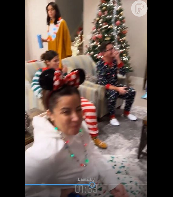 Bruna Marquezine aparece rapidamente no vídeo de João Figueiredo, marido de Sasha Meneghel, usando um pijaa semelhante ao de uma rena natalina
