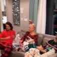 Xuxa, mãe de Sasha Meneghel, também aparece nos vídeos de João Figueiredo, igualmente usando um pijama de Natal