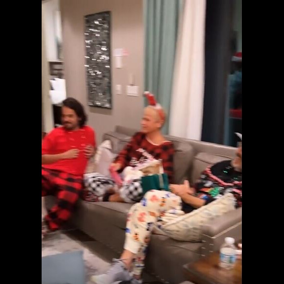 Xuxa, mãe de Sasha Meneghel, também aparece nos vídeos de João Figueiredo, igualmente usando um pijama de Natal