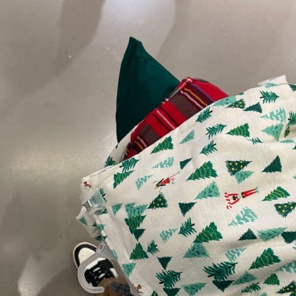 João Figueiredo também mostrou detalhes do que parecia ser um pacote de presente ao celebrar o Natal ao lado de Sasha Meneghel, Xuxa e Bruna Marquezine