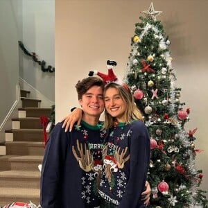 Sasha Meneghel e o marido, João Figueiredo, também posaram para fotos ao lado da árvore de Natal da família