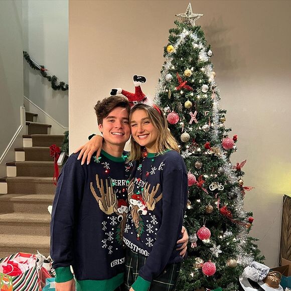 Sasha Meneghel e o marido, João Figueiredo, também posaram para fotos ao lado da árvore de Natal da família