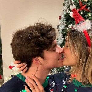 Sasha Meneghel e João Figuiredo trocaram beijos na frente da árvore de Natal na noite deste 24 de dezembro