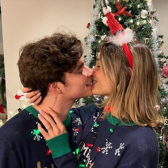 Sasha Meneghel e João Figuiredo trocaram beijos na frente da árvore de Natal na noite deste 24 de dezembro