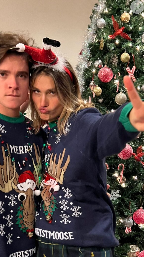 Sasha Meneghel combinou pijamas com João Figueiredo, seu marido, na hora de celebrar Natal com Bruna Marquezine e a família