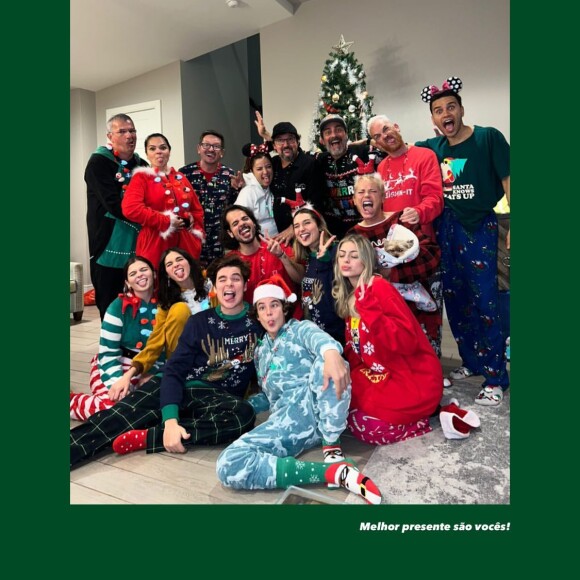 Sasha Meneghel e Bruna Marquezine posaram para uma foto com a família inteira na noite de Natal