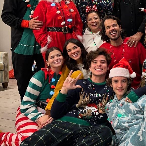 Bruna Marquezine aparece ao lado da irmã, Luana Marquezine, dos pais e amigos em foto compartilhada por João Figueiredo