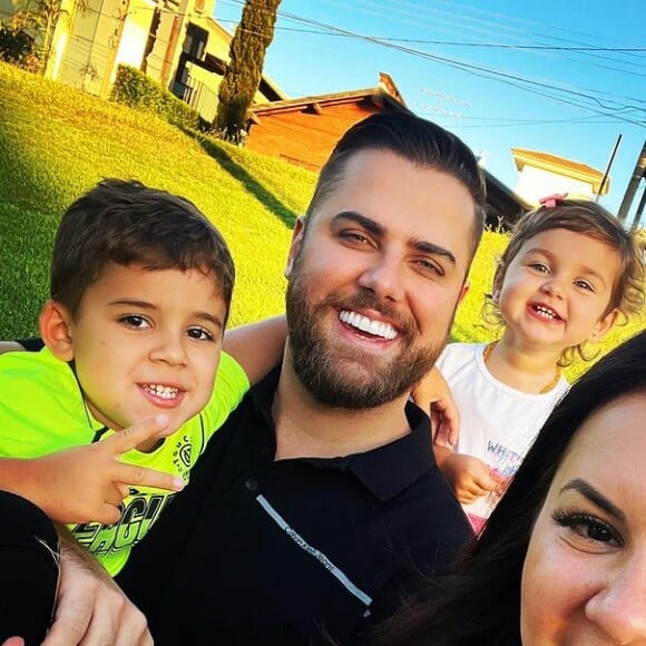 Zé Neto está em casa, ao lado da mulher, Natália Toscano, e dos filhos