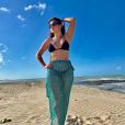 Saída de praia de tela é hit para o verão: modelo evidencia silhueta feminina