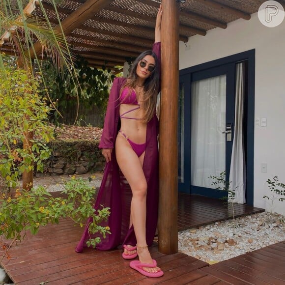 Biquíni com amarrações e em tom de roxo: Jade Magalhães usou beachwear com trends