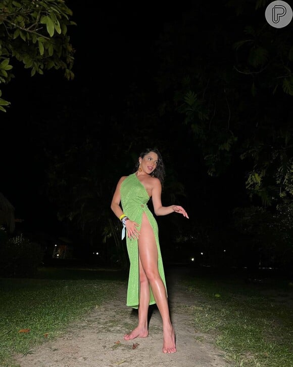 Verde lima é destaque no vestido da influenciadora Emily Araújo