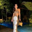 Vestido metalizado, recortes e argolas: a peça usada por Silvia Braz reuniu tendências de moda