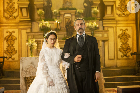Tonico (Alexandre Nero) afirma a Dolores (Daphne Bozaski) que terá um novo casamento na novela 'Nos Tempos do Imperador'
