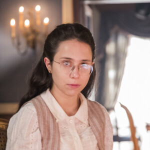Tonico (Alexandre Nero) surpreende Dolores (Daphne Bozaski) ao revelar vontade de se casar com a filha dela, Mercedes, na novela 'Nos Tempos do Imperador'