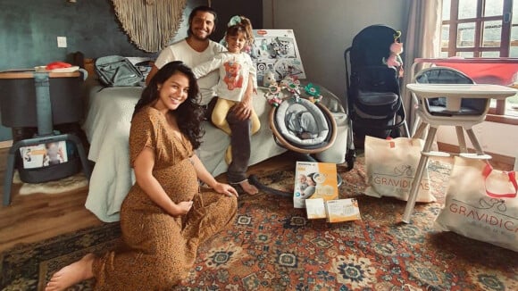 No fim da gravidez, Yanna Lavigne inova em celebração íntima com a família e surpreende fãs. Veja!