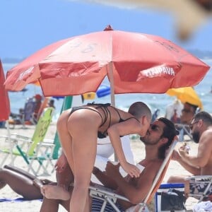 Agatha Moreira e Rodrigo Simas em dia de praia no Rio