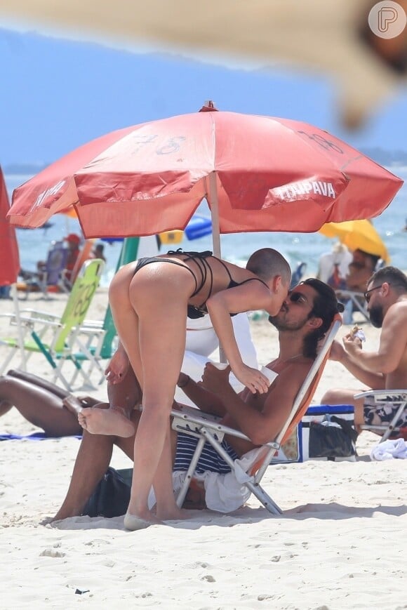 Agatha Moreira e Rodrigo Simas em dia de praia no Rio