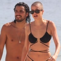 Agatha Moreira exibe novo corte de cabelo e biquíni trançado em praia com Rodrigo Simas