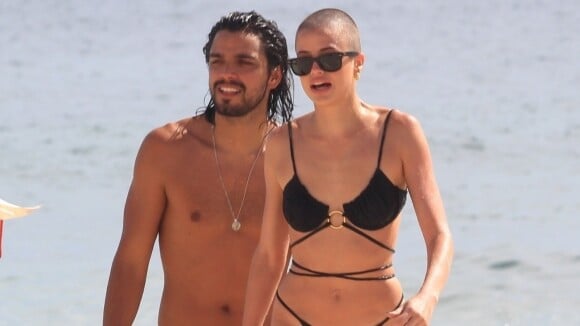 Agatha Moreira exibe novo corte de cabelo e biquíni trançado em praia com Rodrigo Simas