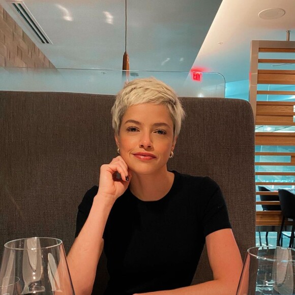 Agatha Moreira se despediu dos fios loiros após as gravações de 'Verdades Secretas 2'