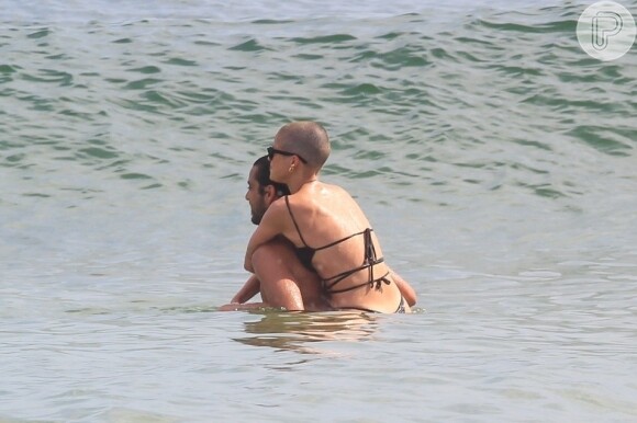 Agatha Moreira e Rodrigo Simas foram flagrados na praia da Barra da Tijuca, Zona Oeste do Rio