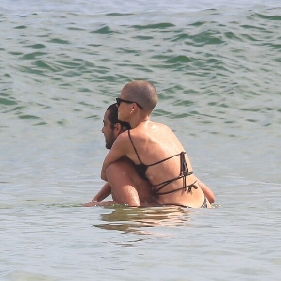 Agatha Moreira e Rodrigo Simas foram flagrados na praia da Barra da Tijuca, Zona Oeste do Rio