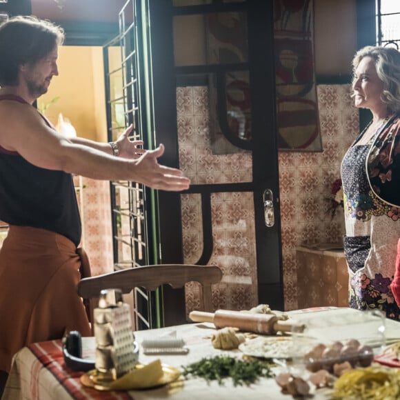 Nedda (Elizabeth Savala) recorre a Neném (Vladimir Brichta) para irem ao casamento de Roni (Felipe Abib) na novela 'Quanto Mais Vida, Melhor!', no capítulo de sexta-feira, 21 de janeiro de 2022
