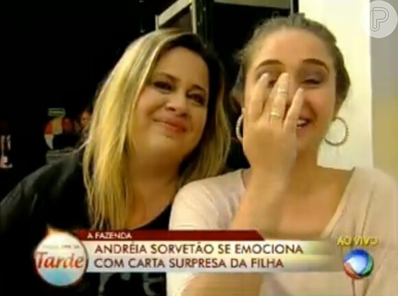 Giovanna, filha mais velha de Andréia Sorvetão, também chorou ao ver a mãe no palco