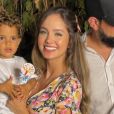Biah Rodrigues combinou laço no cabelo com a filha Fernanda no segundo mesversário da pequena