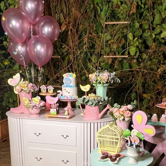 Festa de dois meses da filha de Biah Rodrigues tinha como tema um jardim florido