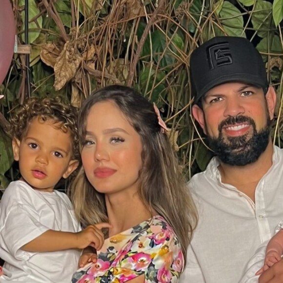 Biah Rodrigues foi a única dos quatro membros da família a vestir colorido na celebração: os dois filhos e o marido, o cantor Sorocaba, usavam roupas brancas