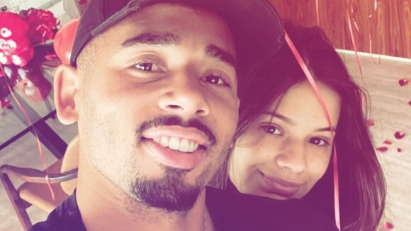 Após boatos de separação, Gabriel Jesus compartilha momento de intimidade com a namorada