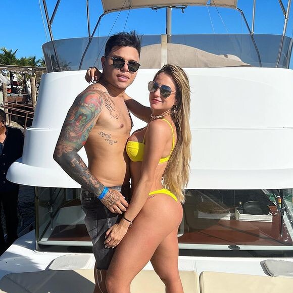 Gabi Martins, por sua vez, recebeu o elogio do namorado, Tierry, assim que postou o vídeo sensualizando de lingerie