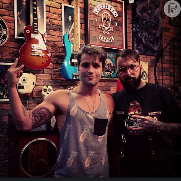 Bruno Gagliasso tatua um leão na parte de dentro do braço direito, em 3 de dezembro de 2014: 'Rabiscando com o amigo'