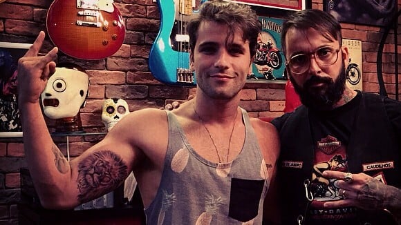 Bruno Gagliasso, de 'Dupla Identidade', tatua leão no braço: 'Rabiscando'