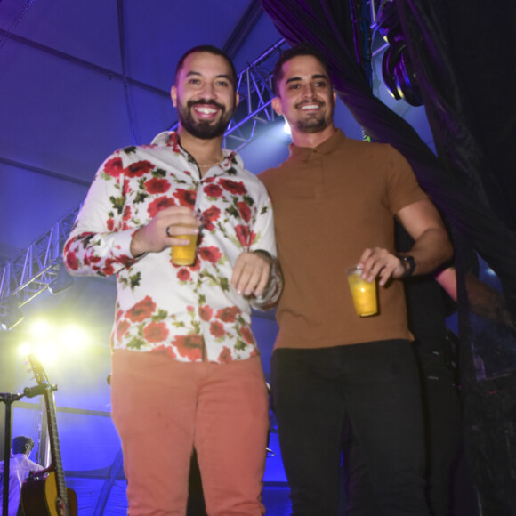 Gil do Vigor marcou presença no show de Luan Santana com o advogado Lucas Ferreira