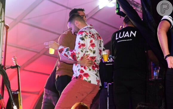 Gil do Vigor dançou em show de Luan Santana coladinho com o advogado Lucas Ferreira