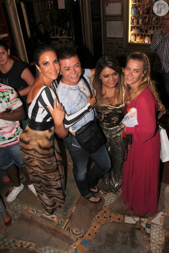 Ivete Sangalo posa com seus amigos famosos