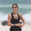 Grazi Massafera se exercita na praia da Barra da Tijuca, no Rio de Janeiro, nesta quinta-feira, 4 de dezembro de 2014