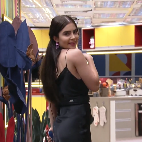 'BBB 22': Jade Picon fez pose para foto ao exibir seu look com botas que acendem no escuro
