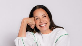 Exclusivo! Carolina Ferraz revela cuidados de beleza e celebra fase da carreira: 'Estou me reinventando'