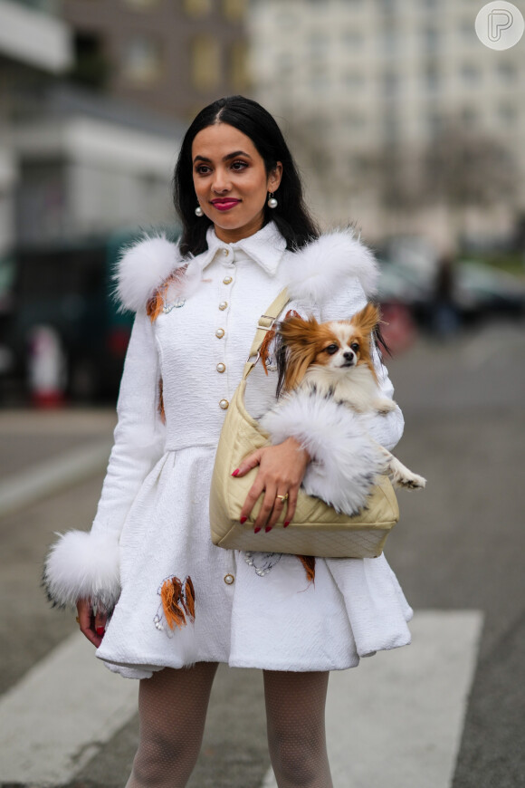 Brincos e botões de pérolas foram combinados em outfit na Paris Fashion Week