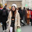 Cinto de pérolas se destaca em outfit preto na Semana de Moda de Paris