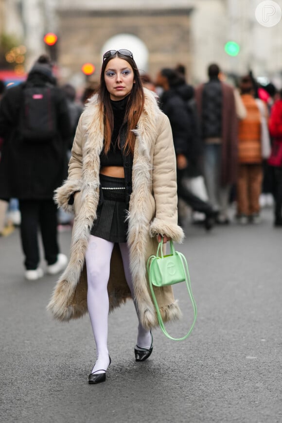 Cinto de pérolas se destaca em outfit preto na Semana de Moda de Paris